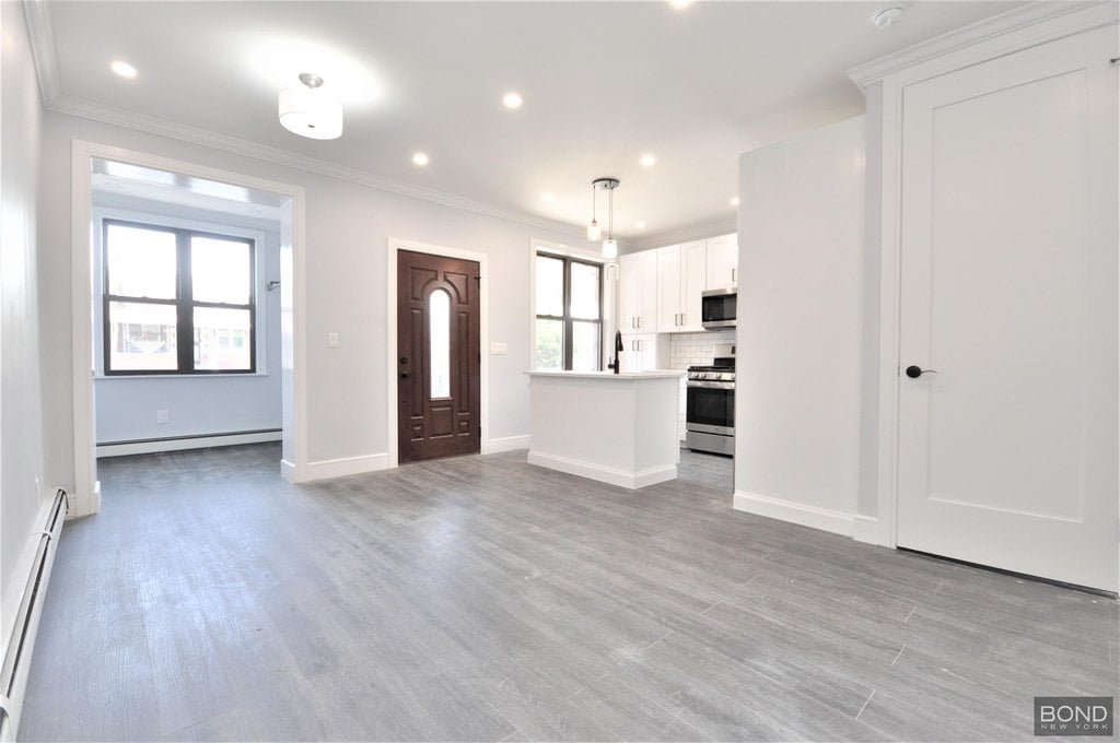 135 East 46th Street, Unit 2