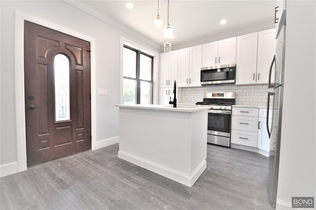 135 East 46th Street, Unit 2 photo 2