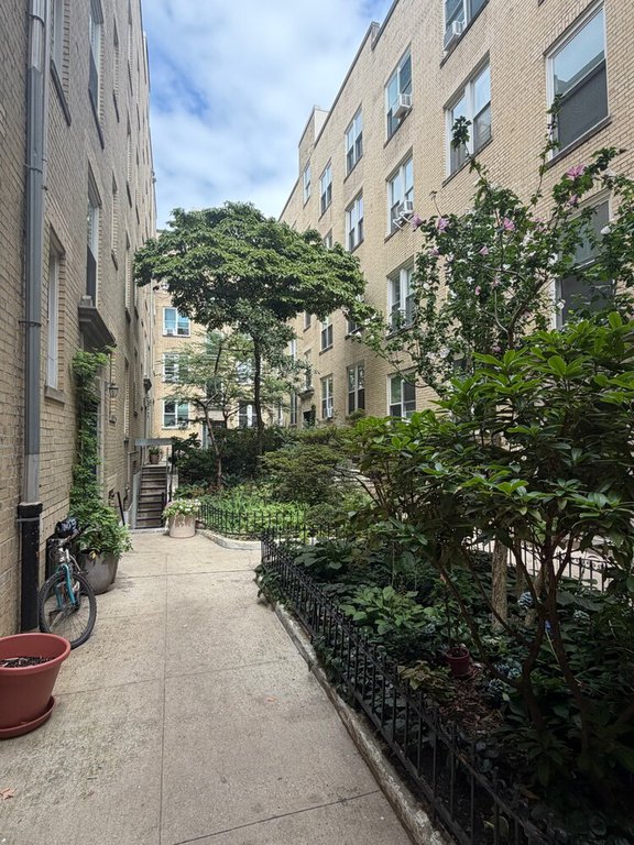 655 41st Street, Unit 4A photo 8