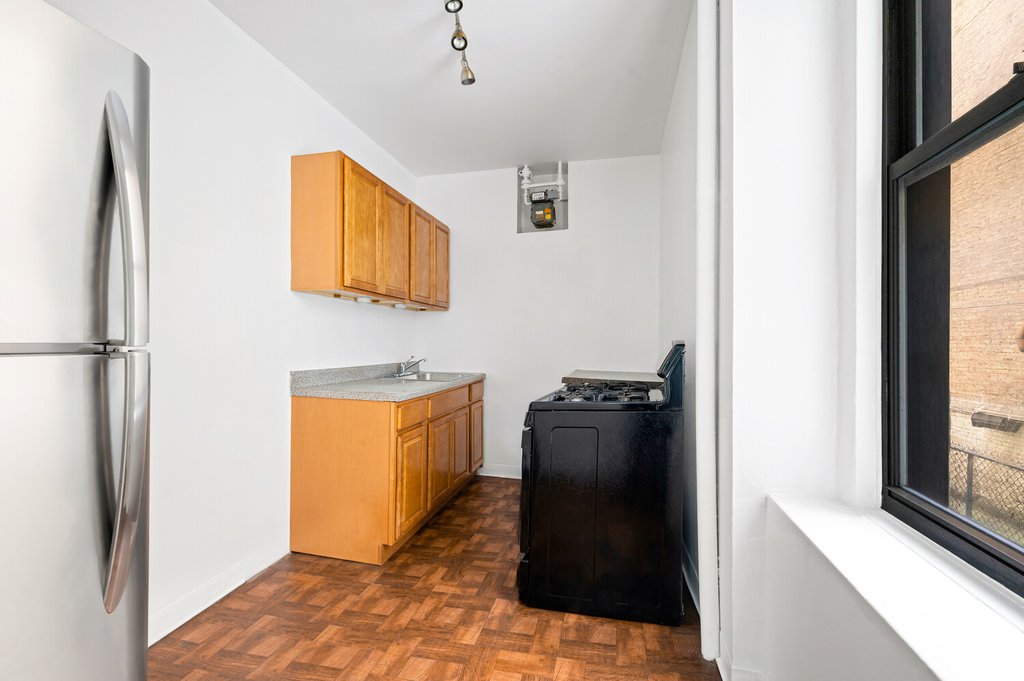834 Riverside Drive, Unit 1E photo 3