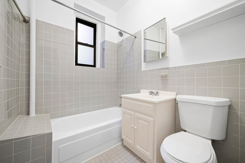 834 Riverside Drive, Unit 1E photo 4