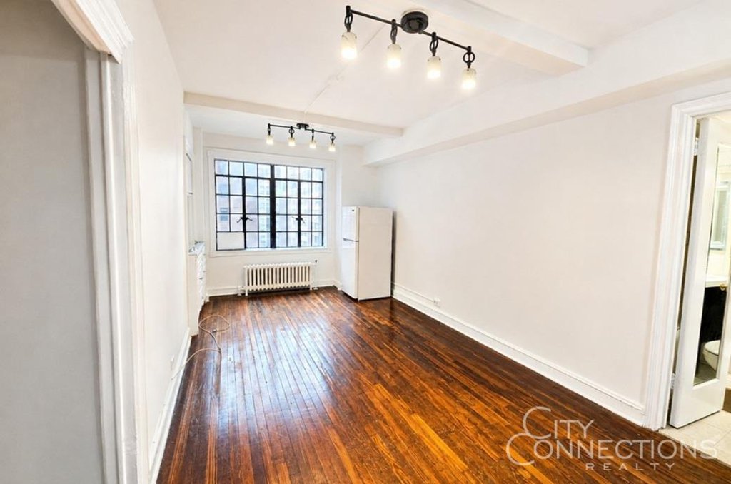5 Tudor City Place, Unit 816 photo 3