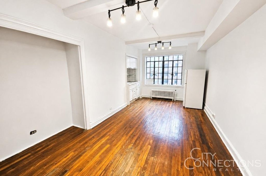 5 Tudor City Place, Unit 816 photo 4