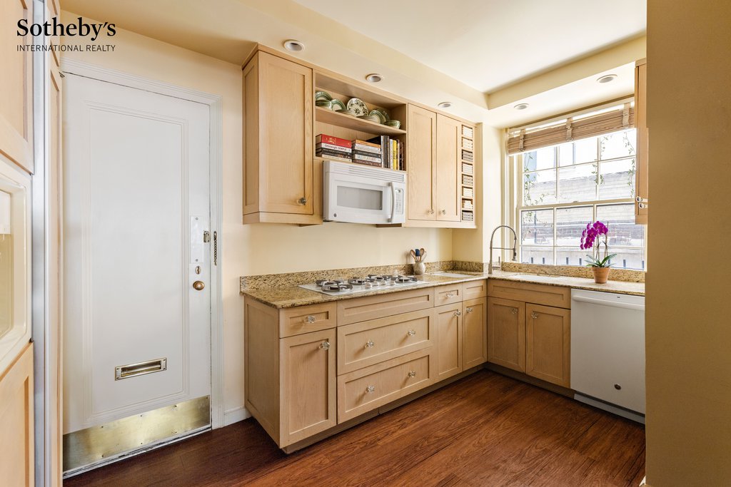14 Sutton Place South, Unit 1B photo 6