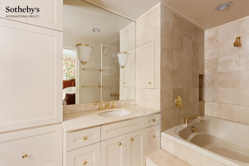 14 Sutton Place South, Unit 1B photo 8