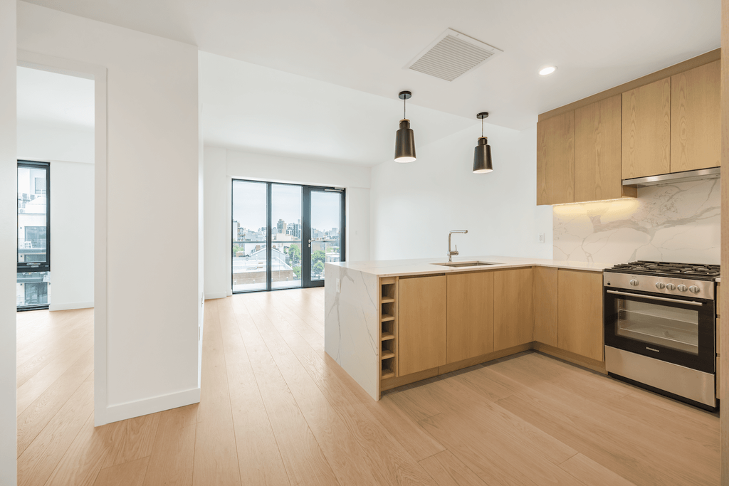 30-05 Vernon Boulevard, Unit 7E photo 2