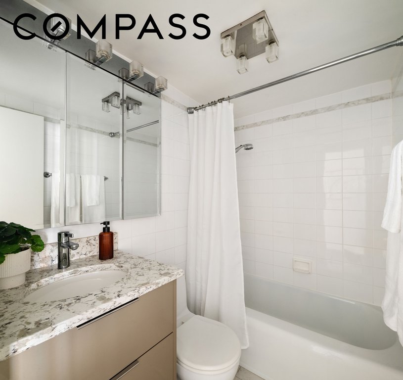 32 Gramercy Park South, Unit 2A photo 9