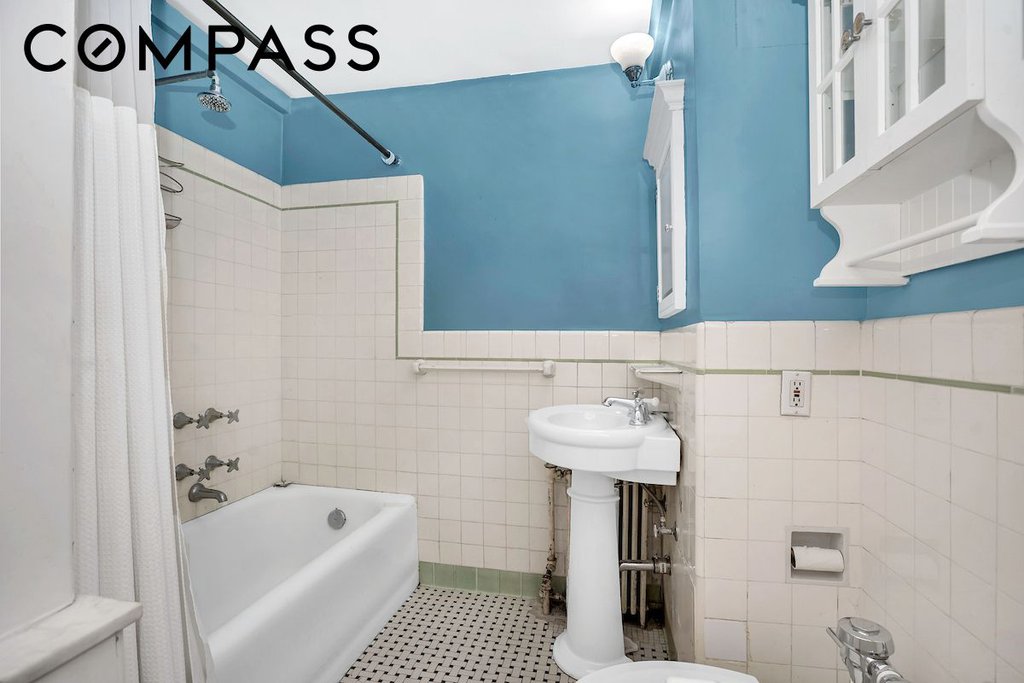 300 West 23rd Street, Unit 8D photo 3