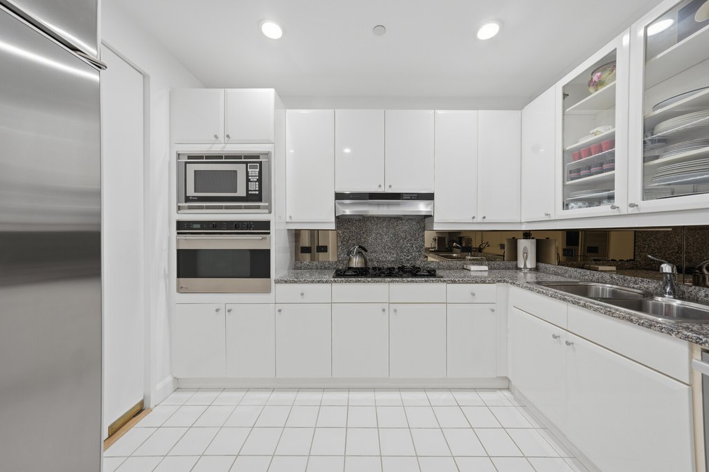 845 United Nations Plaza, Unit 61D photo 17