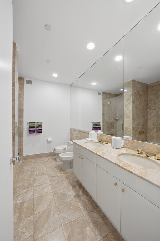 845 United Nations Plaza, Unit 61D photo 31
