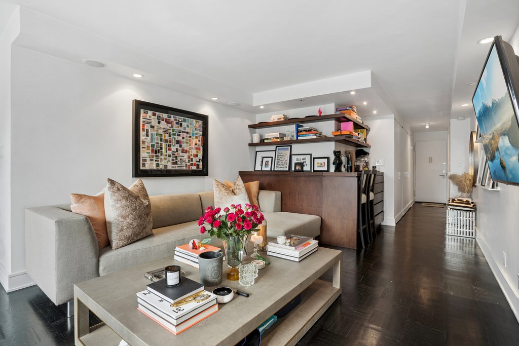 201 East 25th Street, Unit 10L photo 3