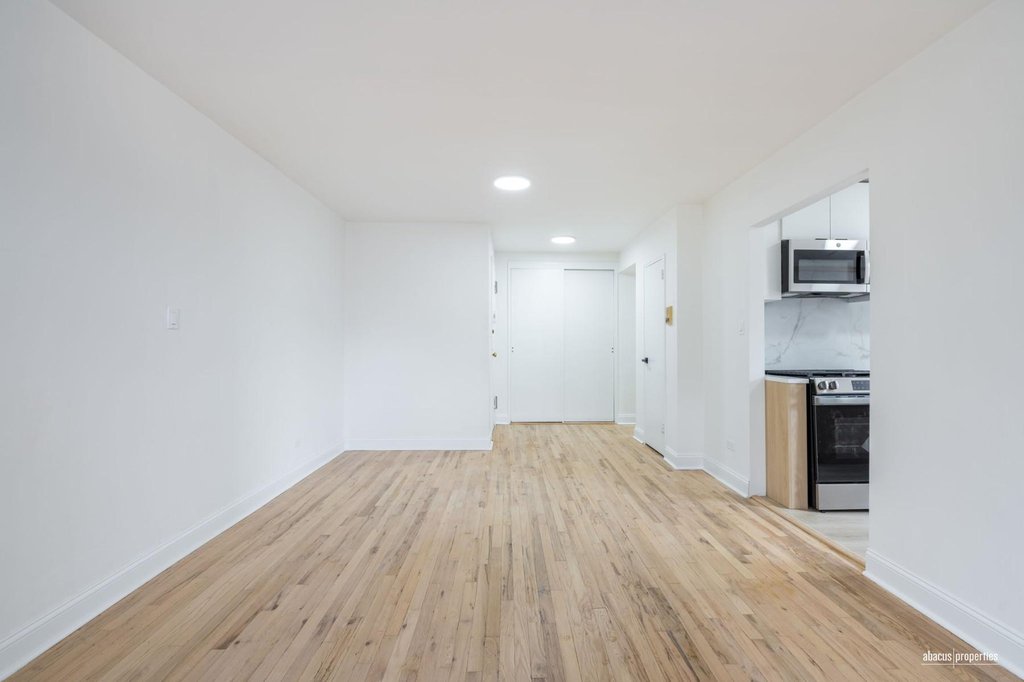 599 East 7th Street, Unit 3U photo 4