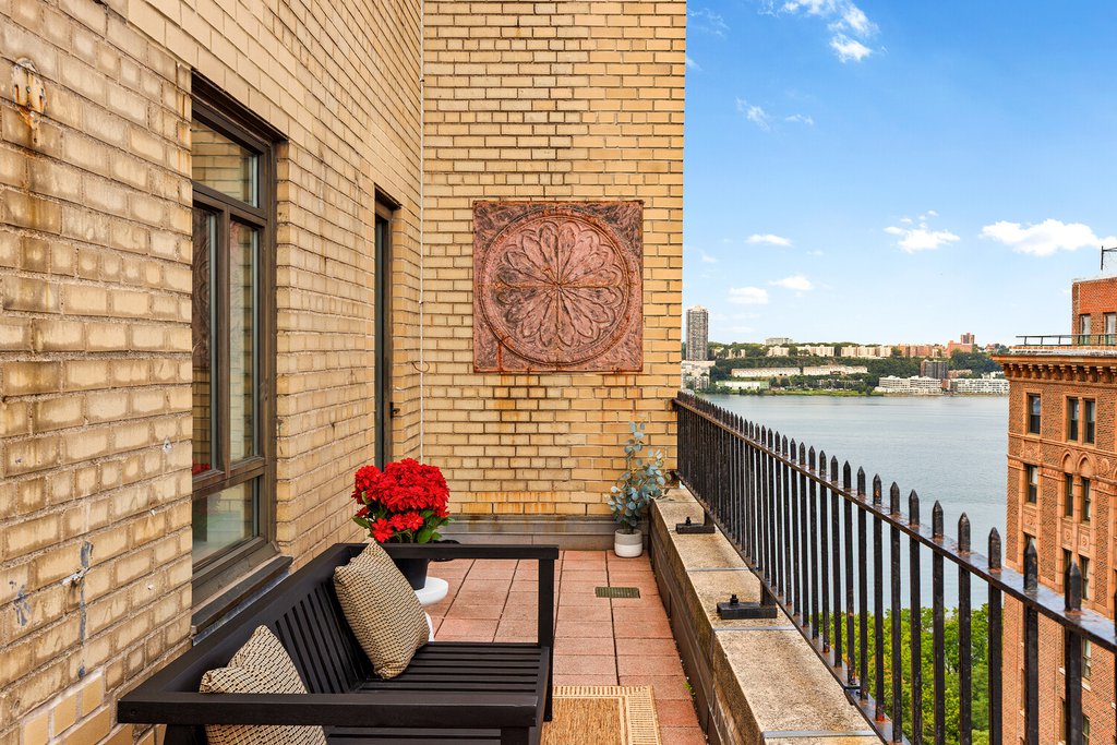 140 Riverside Drive, Unit 17LN photo 2