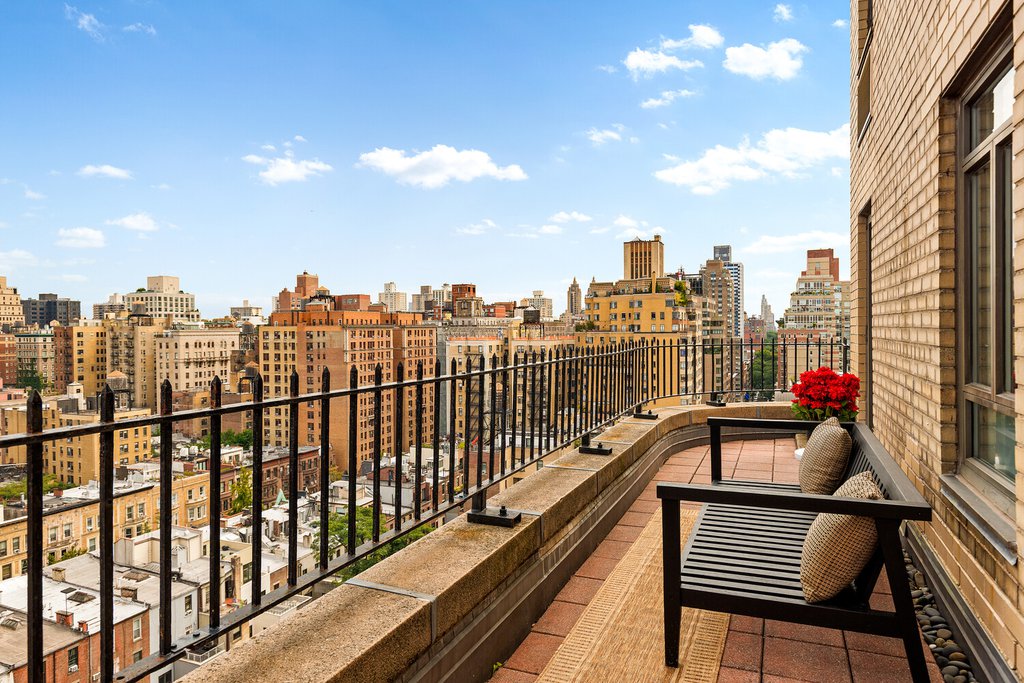 140 Riverside Drive, Unit 17LN photo 3