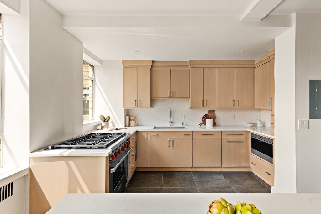 140 Riverside Drive, Unit 17LN photo 5