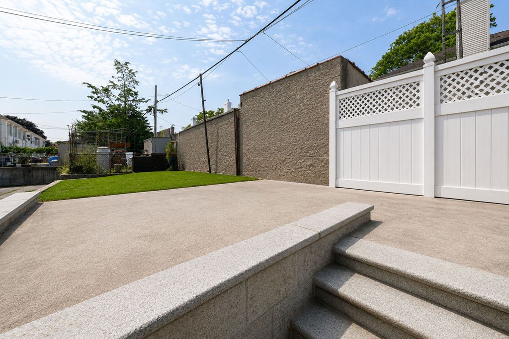 2026 Ford Street – For Sale photo 11