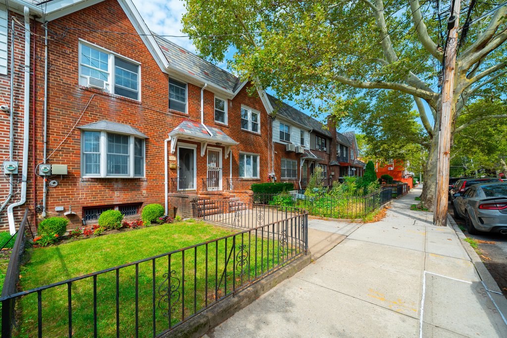 2026 Ford Street – For Sale photo 13