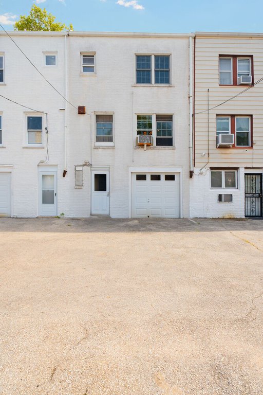 2026 Ford Street – For Sale photo 16