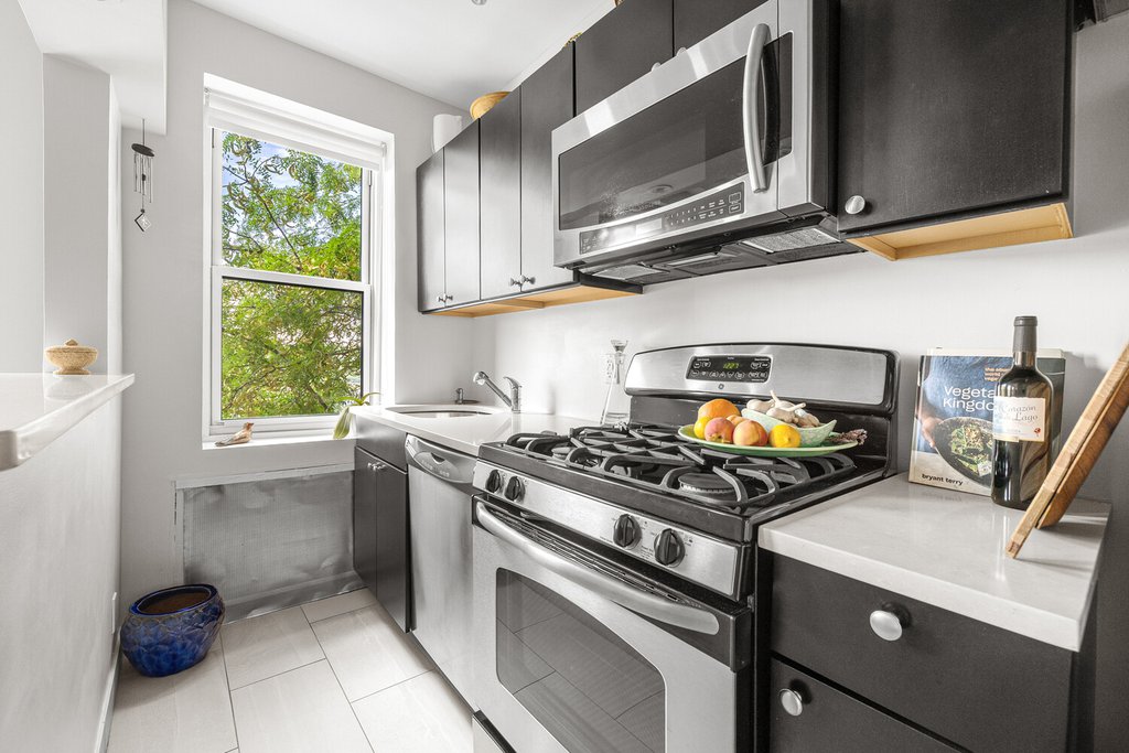 250 Cabrini Boulevard, Unit 2J photo 9