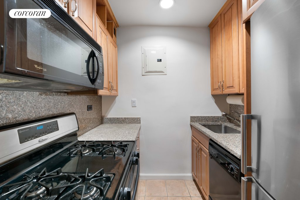 209 East 56th Street, Unit 9E photo 4