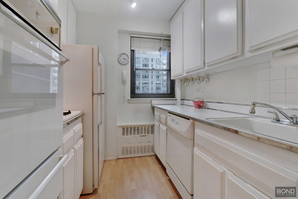 301 East 64th Street, Unit 9L photo 4