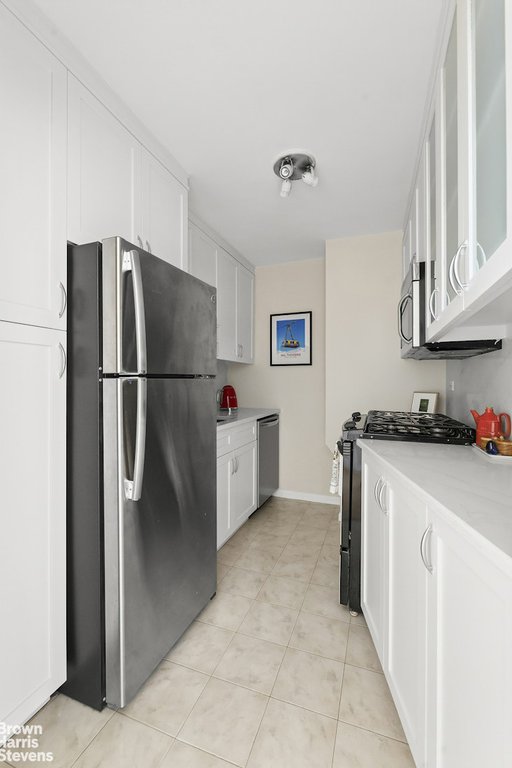 245 East 25th Street, Unit 10K photo 4