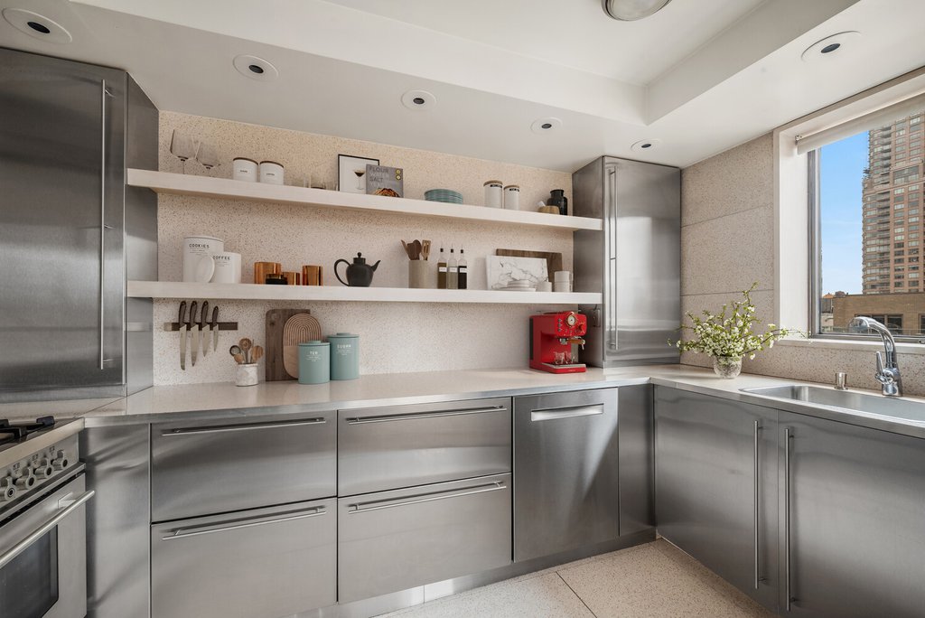 190 East 72nd Street, Unit 22C photo 4