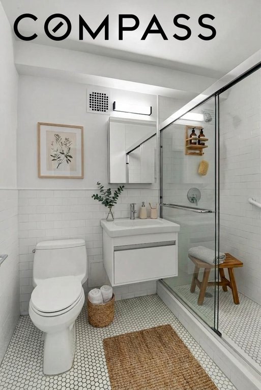 2 Beekman Place, Unit 8D photo 4