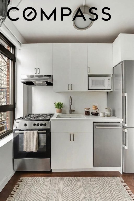 2 Beekman Place, Unit 8D photo 5