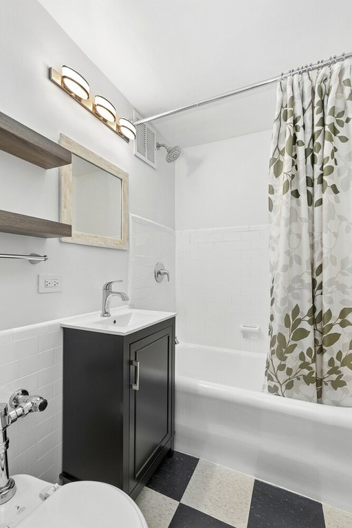 5 Tudor City Place, Unit 1910 photo 4