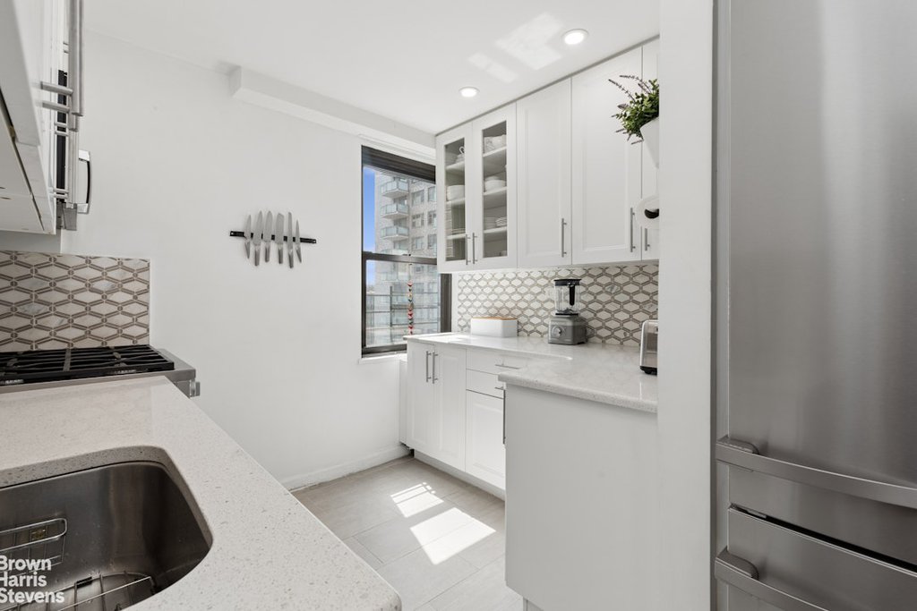 305 East 40th Street, Unit 12K photo 4