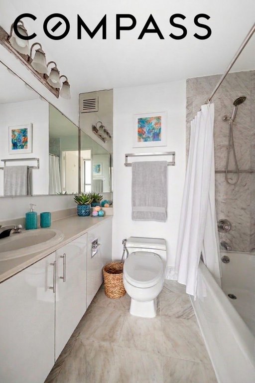 330 East 38th Street, Unit 33B photo 5