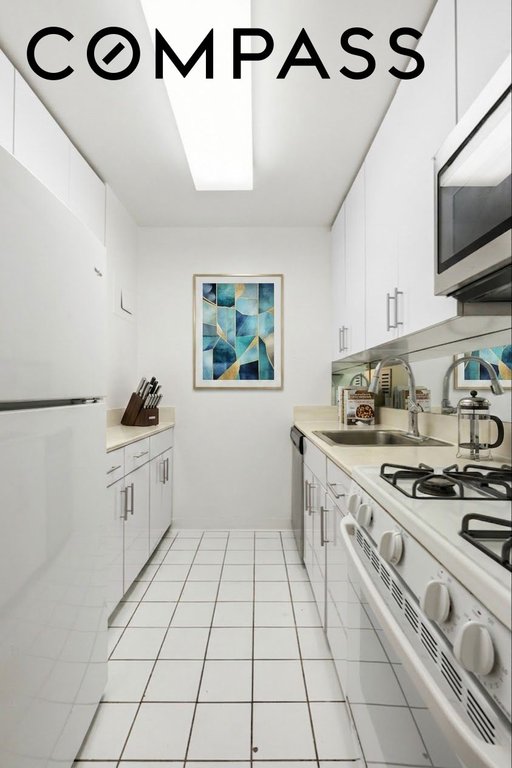 330 East 38th Street, Unit 33B photo 6