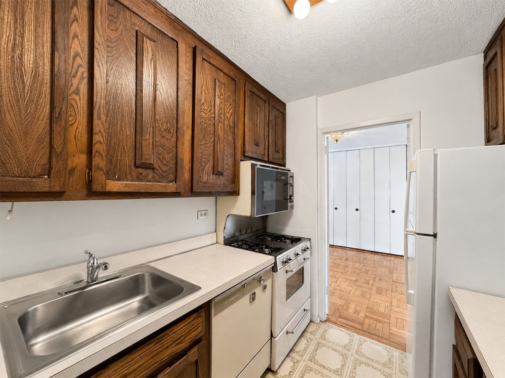 201 West 70th Street, Unit 10H photo 6