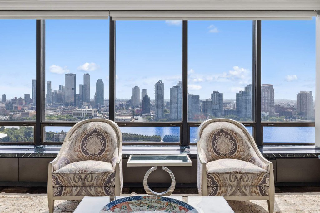 870 United Nations Plaza, Unit 22F