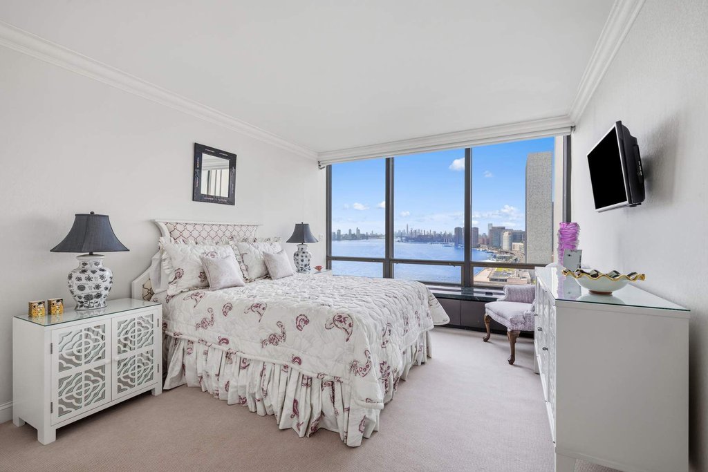 870 United Nations Plaza, Unit 22F photo 13