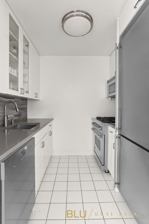 200 Riverside Boulevard, Unit 12N photo 4