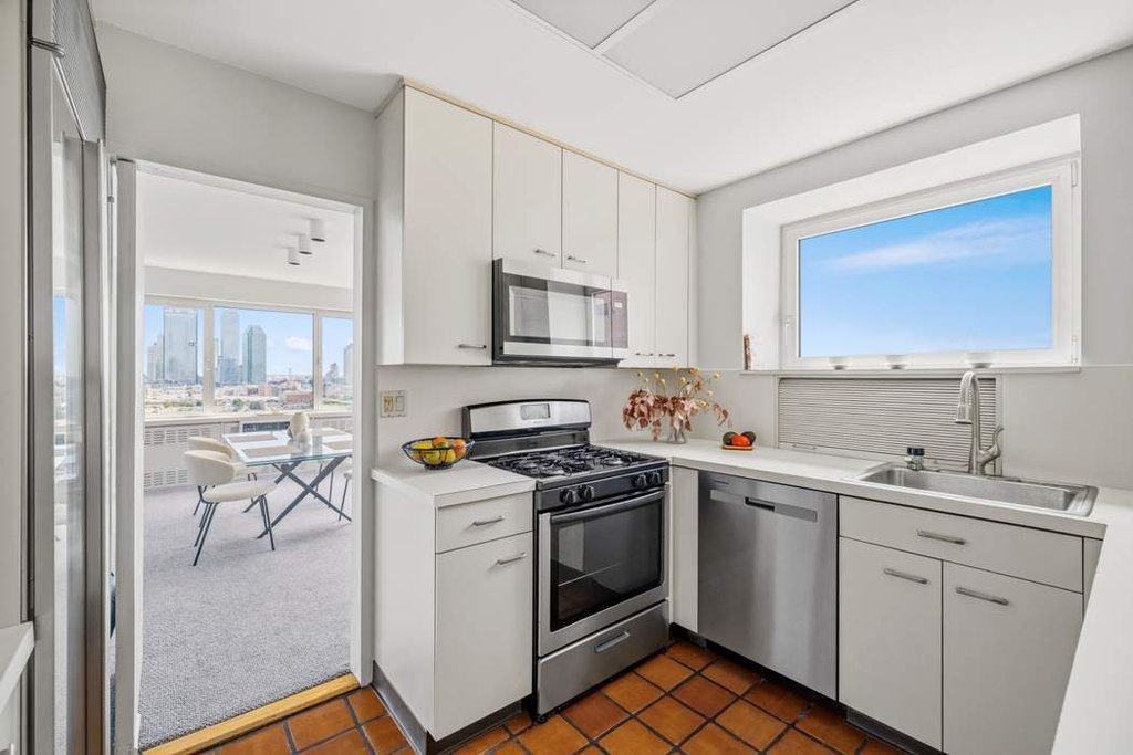 25 Sutton Place South, Unit 16G photo 8