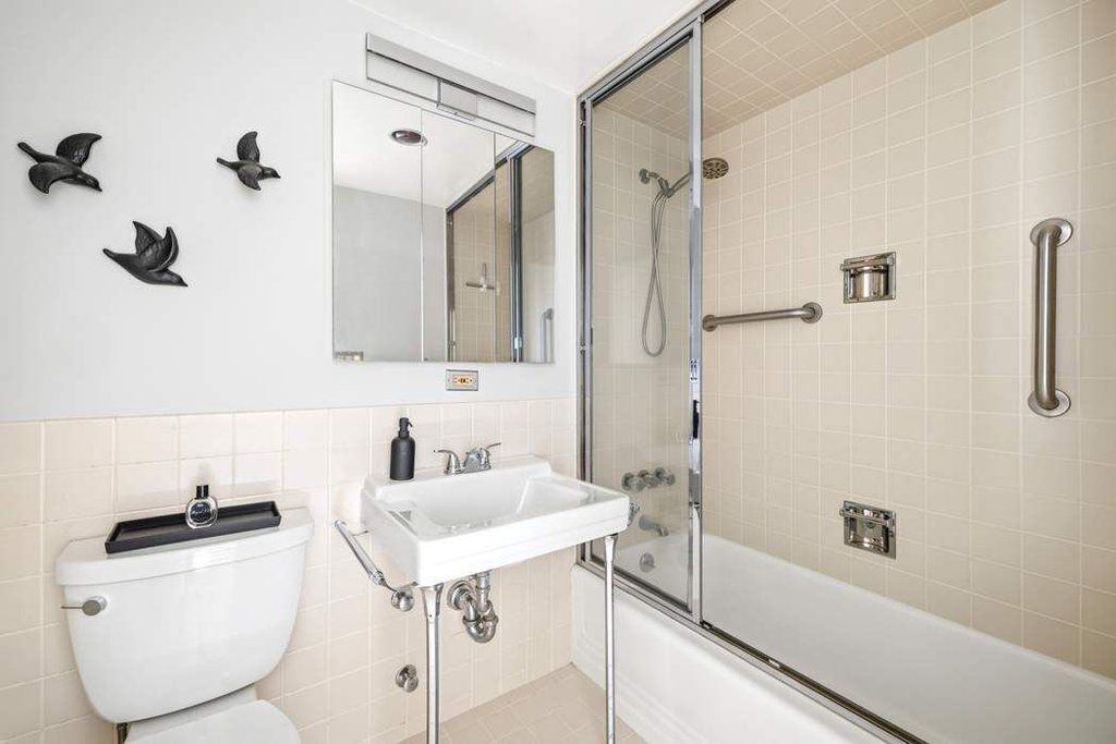 25 Sutton Place South, Unit 16G photo 13
