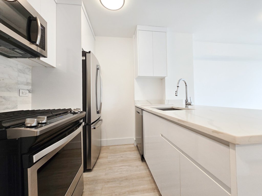 1735 York Avenue, Unit 8E photo 3