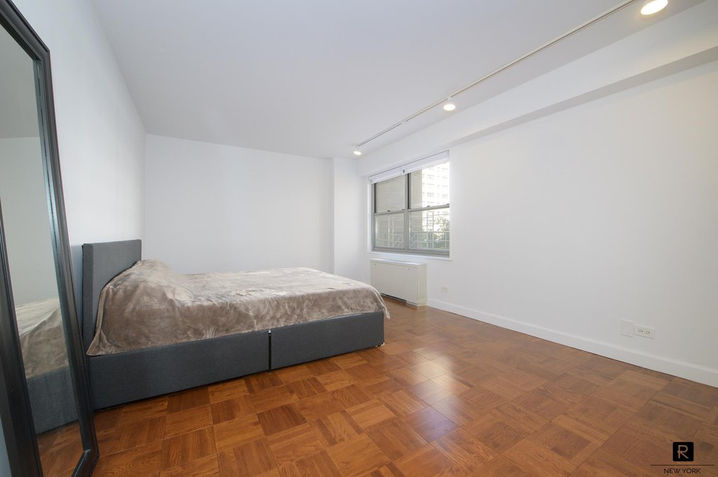 400 East 56th Street, Unit 3E photo 4