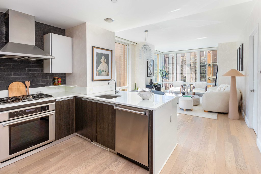 247 West 46th Street, Unit 3104 photo 4