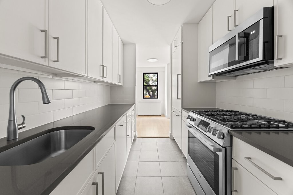 201 East 28th Street, Unit 2P photo 3