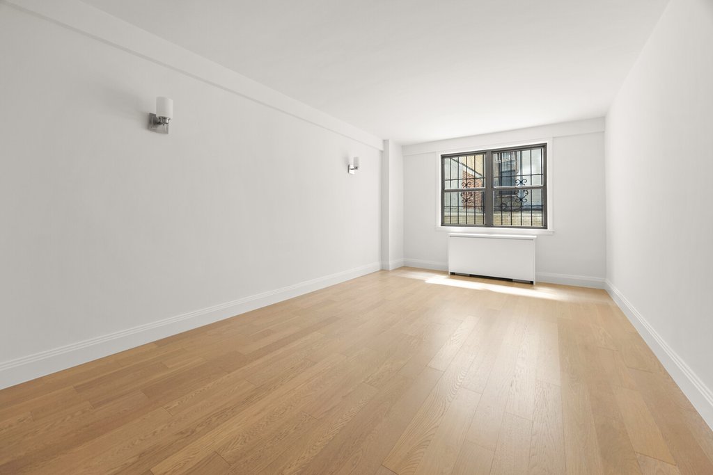 201 East 28th Street, Unit 2P photo 4