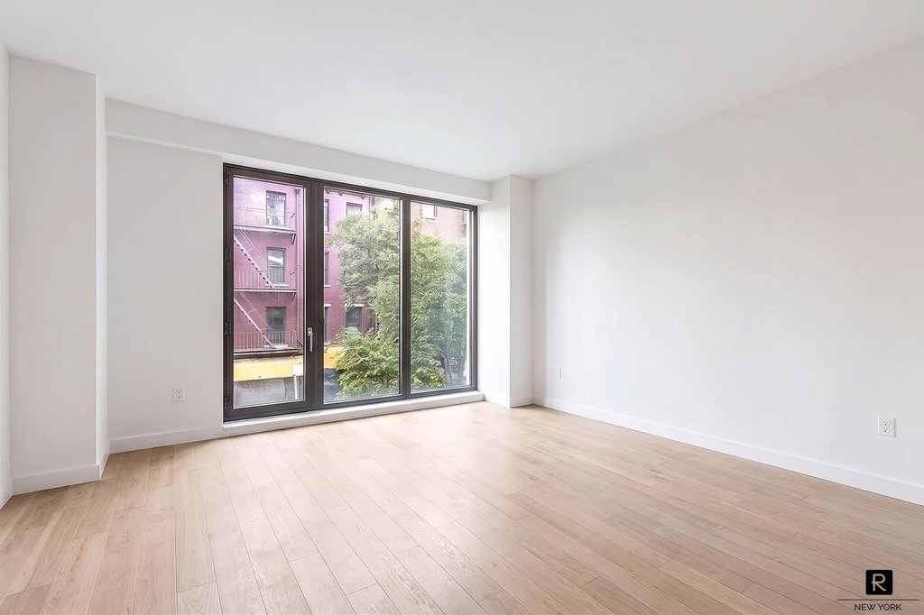 500 West 45th Street, Unit 305 photo 3