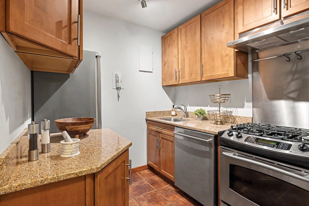 2025 Broadway, Unit 18B photo 3