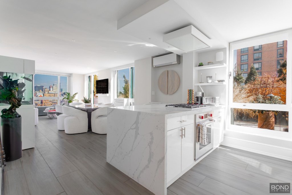 1 Irving Place, Unit PH22D photo 3