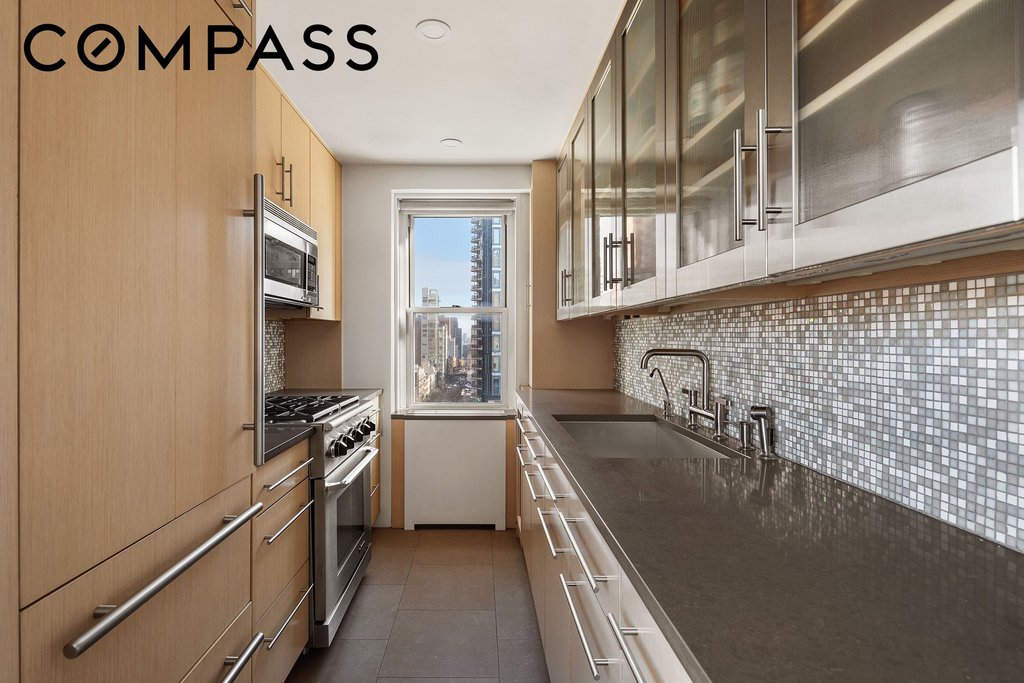 150 East 61st Street, Unit 16D photo 2