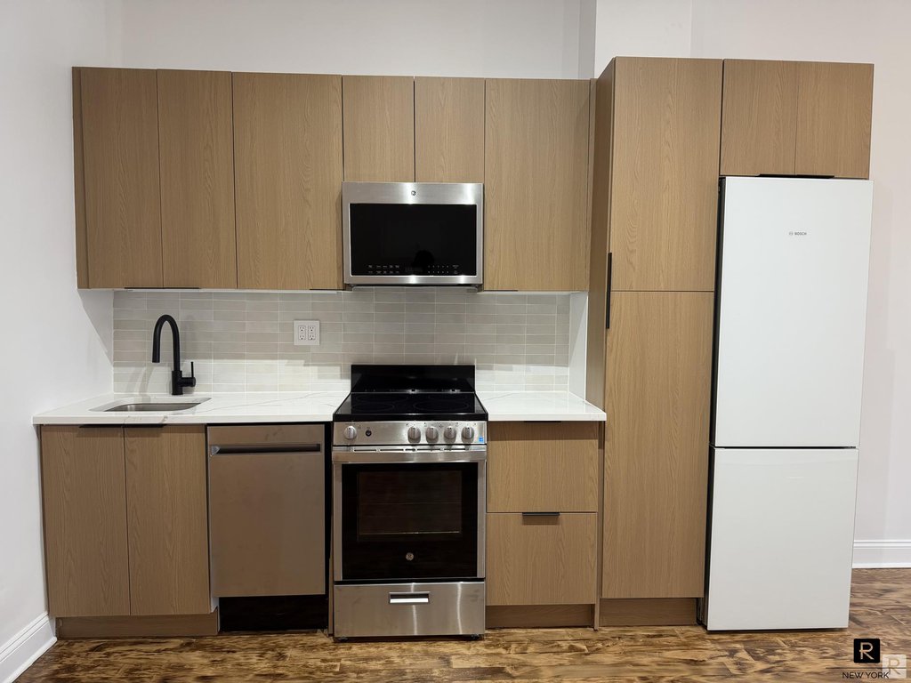 140 West 69th Street, Unit 72C photo 4