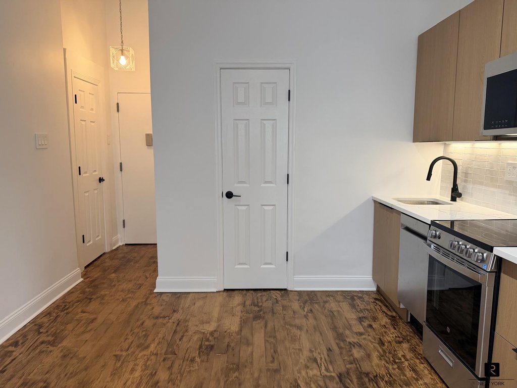 140 West 69th Street, Unit 72C photo 6